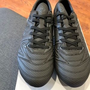 New man size 7 cleats black and gray dream Pairs